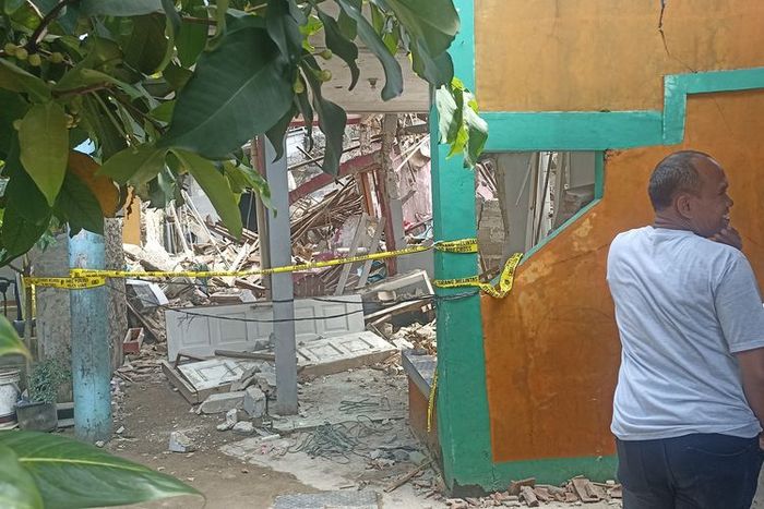 Kronologi ledakan di Pamulang versi warga, sebut ada benda aneh jatuh di atap rumah hingga genting berjatuhan.