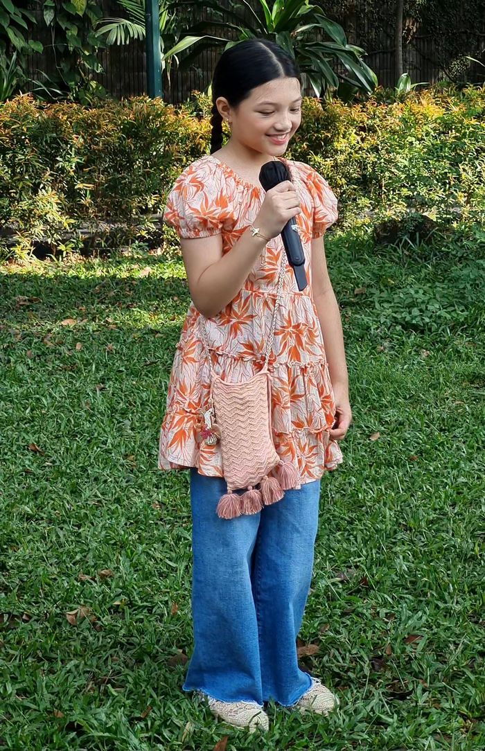 Penampilan Arsy saat rilis single baru berjudul Picnic, di kawasan Kelapa Gading, Jakarta Utara, Sabtu (13/9/2025).