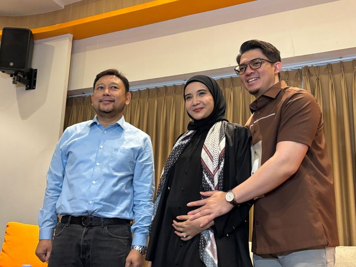 Zaskia Sungkar, Irwansyah, dan dr. Reino rambey, SpOG saat ditemui di Morula IVF Menteng, Jakarta Pusat, Kamis (18/9/2025).