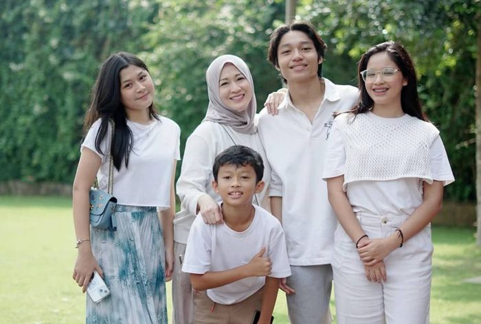 Okie Agustina dengan keempat anak dari dua pernikahan yang berbeda.