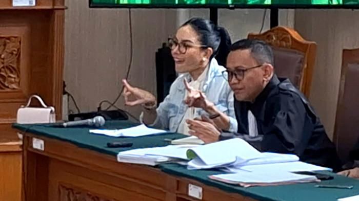 Nikita Mirzani joget velocity di depan jaksa saat sidang kasus dugaan pemerasan dan Tindak Pidana Pencucian Uang (TPPU). 