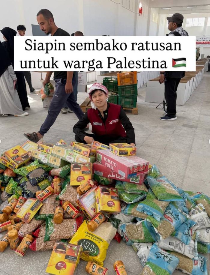 Willie Salim membagikan berbagai macam sembako untuk warga di pengungsian.