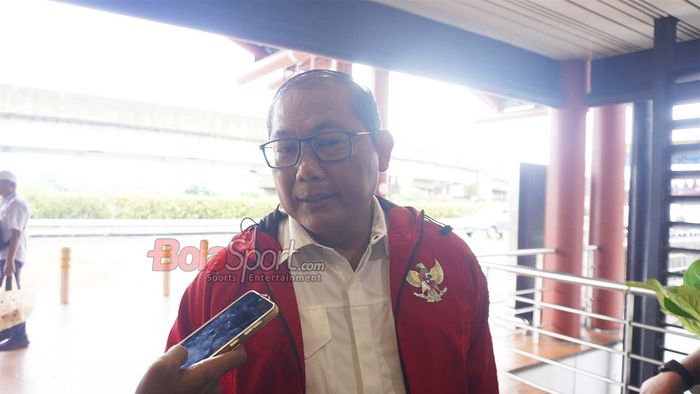 Kepala Badan Tim Nasional Indonesia, Sumardji, sedang memberikan keterangan kepada awak media di Terminal 2F Bandara Soekarno Hatta, Tangerang, Banten, Kamis (2/10/2025).