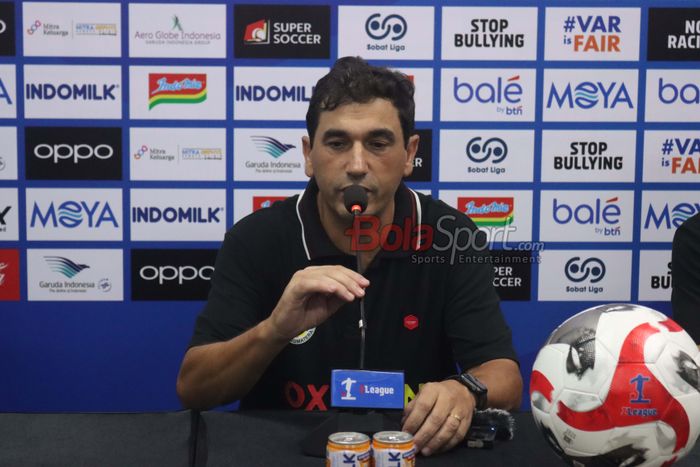 Pelatih Semen Padang FC, Eduardo Almeida, sedang memberikan keterangan kepada awak media di Stadion Indomilk Arena, Tangerang, Banten, Sabtu (4/10/2025).