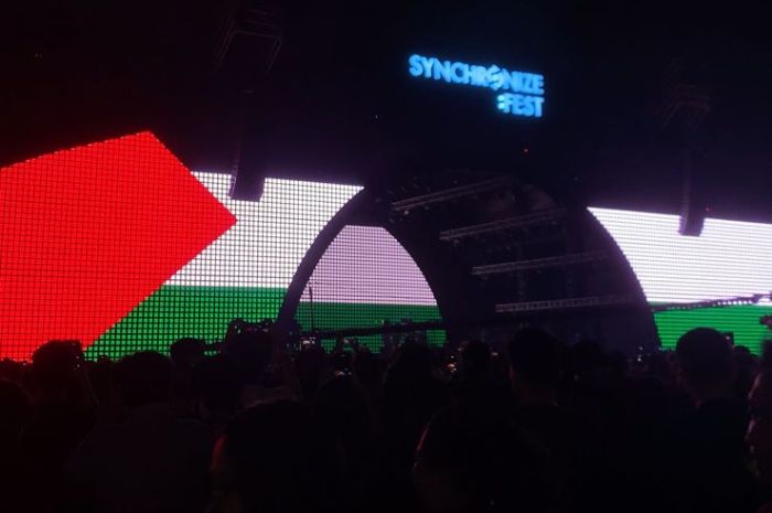 Hindia menampilkan bendera Palestina di layar sebelum membawakan lagu Bayangkan Jika Kita Tidak Menyerah.