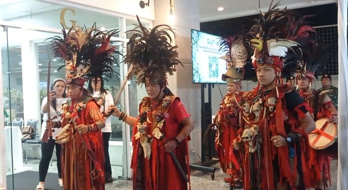 Penari adat Kabasaran di rumah duka Yurike Sanger