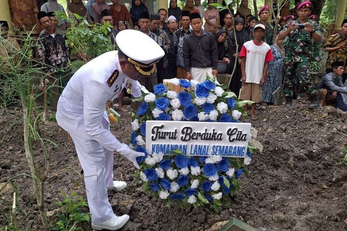 Kronologi Praka Zaenal Mutaqim gugur saat latihan terjun payung jelang HUT ke-80 TNI. Alami kecelakaan di udara. 