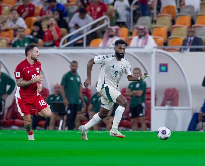Duel Marc Klok dan Feras Albrikan dalam laga timnas Indonesia Vs Arab Saudi pada Kualifikasi Piala Dunia 2026 putaran keempat grup B di Stadion King Abdullah Sports City, Jeddah, Rabu (8/10/2025).