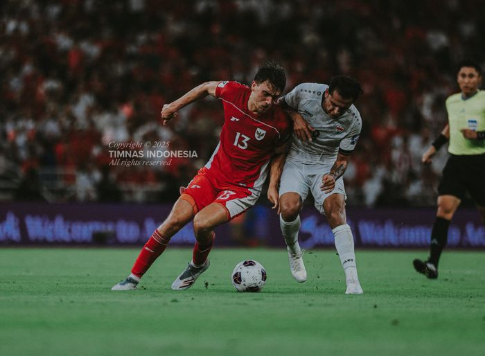 Aksi Mauro Ziljstra saat membela Timnas Indonesia dalam laga kontra vs Irak pada partai Grup B Kualifikasi Piala Dunia 2026 zona Asia, Minggu (12/10/2025) dini hari.
