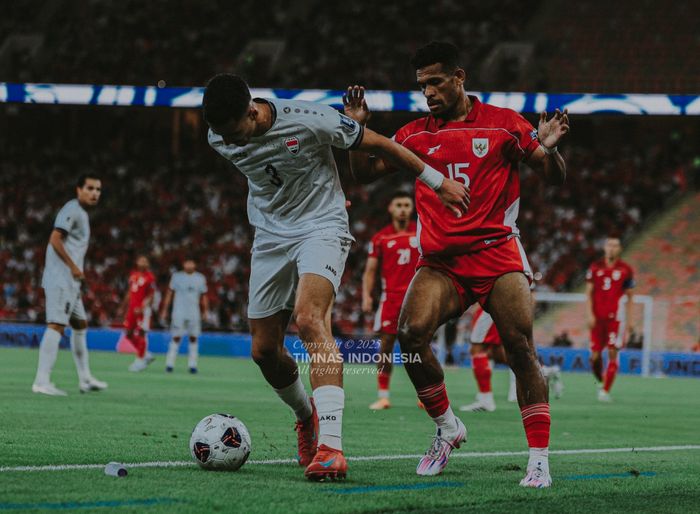 Aksi Ricky Kambuaya saat membela Timnas Indonesia dalam laga kontra vs Irak pada partai Grup B Kualifikasi Piala Dunia 2026 zona Asia, Minggu (12/10/2025) dini hari.