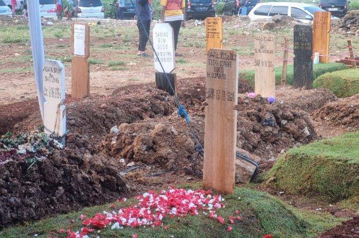 Kondisi makam ibunda Olla Ramlan di TPU Karet, Jakarta Selatan, Selasa (14/10/2025). 