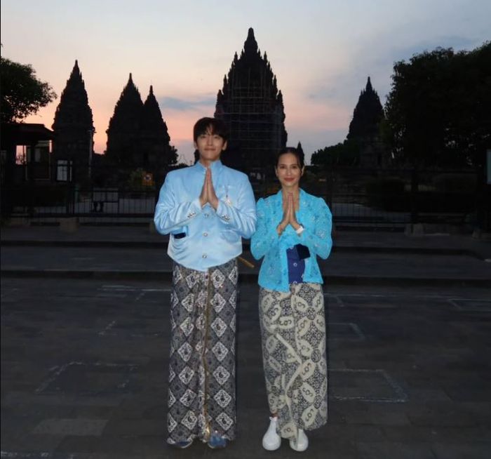 Bikin netizen heboh, intip potret Ji Chang Wook dan Pevita Pearce pamer pakai baju adat Jawa di Candi Prambanan!