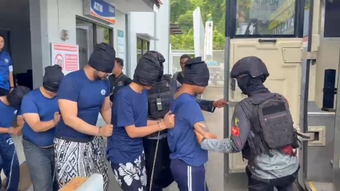 Ammar Zoni bersama narapidana lainnya saat hendak dipindahkan ke Lapas Nusakambangan. 