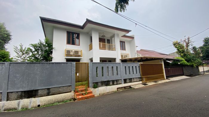 Bekas rumah dinas Ferdy Sambo yang menjadi TKP penembakan Brigadir Joshua, kini tampak tidak terawat.