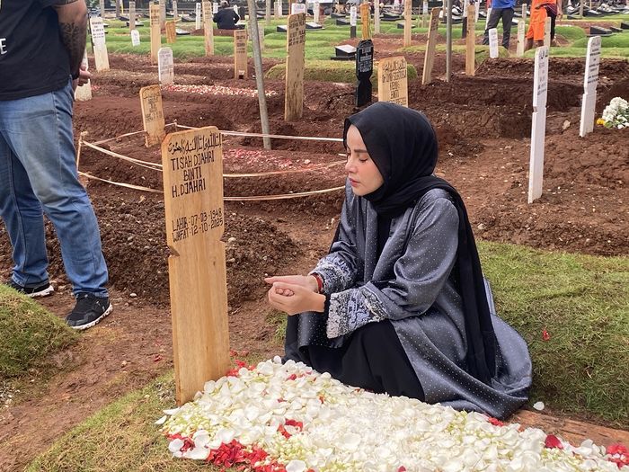 Olla Ramlan saat ditemui di TPU Tanah Kusir, Jakarta Selatan pada Sabtu (18/10/2025).