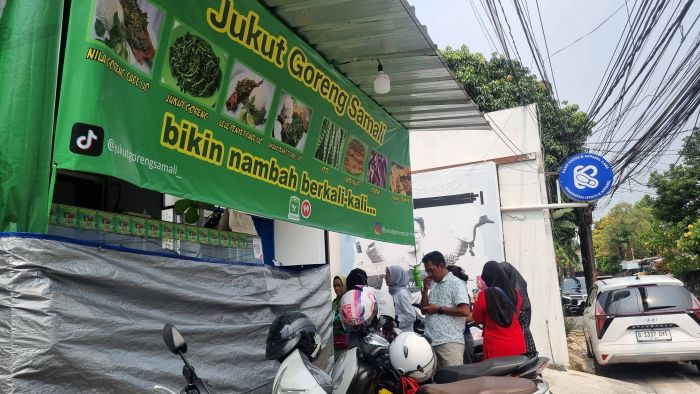 Pelanggan antre di warung Epy Kusnandar yang viral.