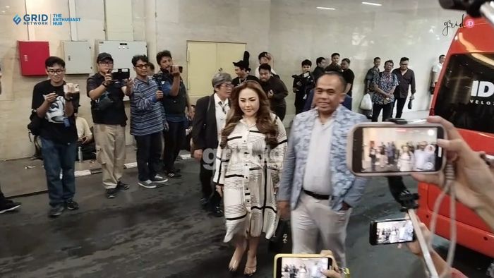 Lisa Mariana saat ditemui Grid.ID di Bareskrim Polri, Jakarta Selatan, Jumat (24/10/2025).