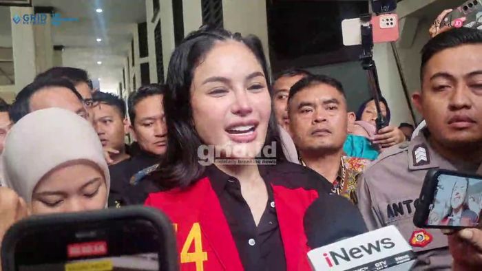 Denny Darko menerawang nasib Nikita usai divonis 4 tahun penjara, sebut sang artis bakal makin sukses di dunia hiburan!(Nikita Mirzani di Pengadilan Negeri Jakarta Selatan, Selasa (28/10/2025)). 