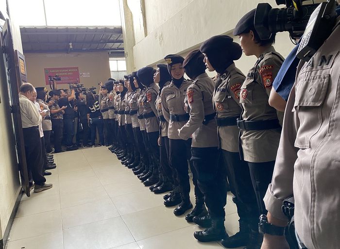 Deretan polwan berjaga jelang sidang vonis Nikita Mirzani di Pengadilan Negeri Jakarta Selatan, Selasa (28/10/2025).