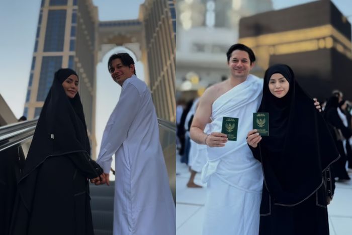 Andrew Andika dan Violentina Kaif memamerkan buku nikah di depan Kabah.