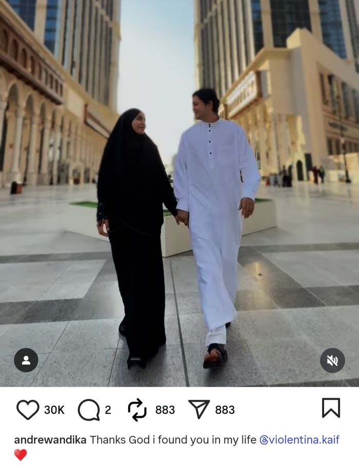 Andrew Andika dan istri jalani umroh 