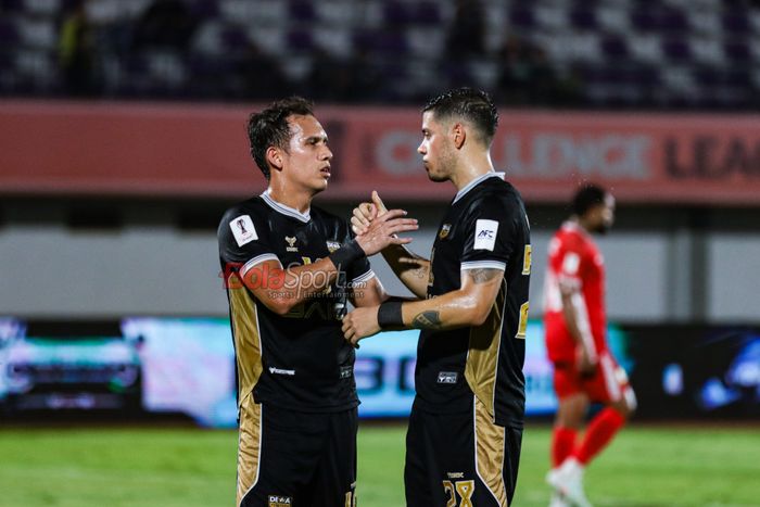 Egy Maulana Vikri (kiri) dan Alexis Messidoro (kanan) sedang melakukan selebrasi seusai mencetak gol dalam laga AFC Challenge League 2025 antara Dewa United FC versus Shan United FC di Stadion Sport Center, Tangerang, Banten, Sabtu (1/11/2025) malam.
