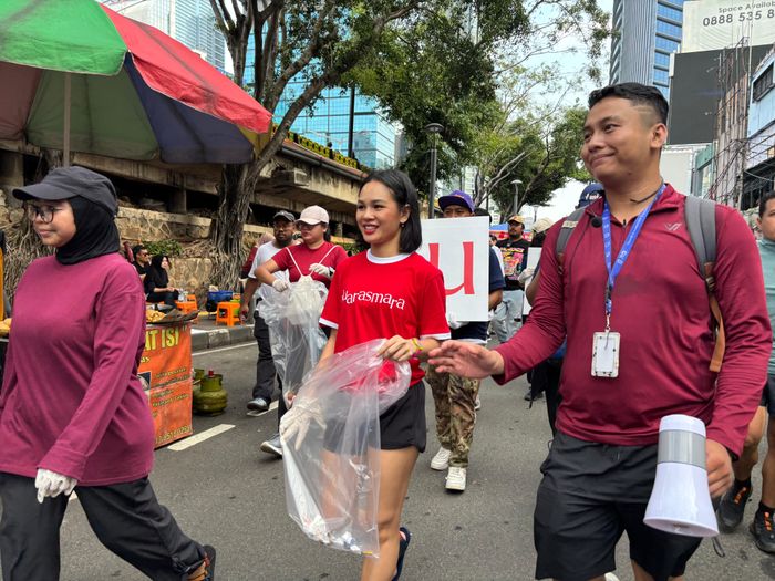 Aksi Andien saat plogging di CFD Jakarta, Minggu (2/11/2025).