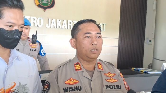 Kasi Humas Polres Metro (Polrestro) Jakarta Barat AKP Wisnu Wirawan, Senin (3/11/2025).