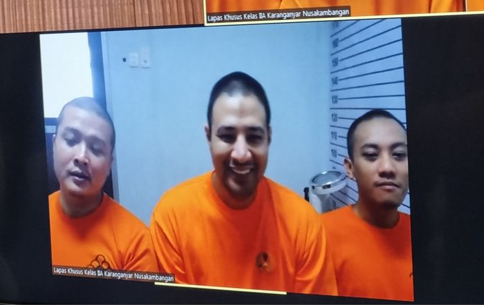 Ammar Zoni tersenyum jalani sidang secara virtual dari Nusakambangan, Kamis (6/11/2025). 