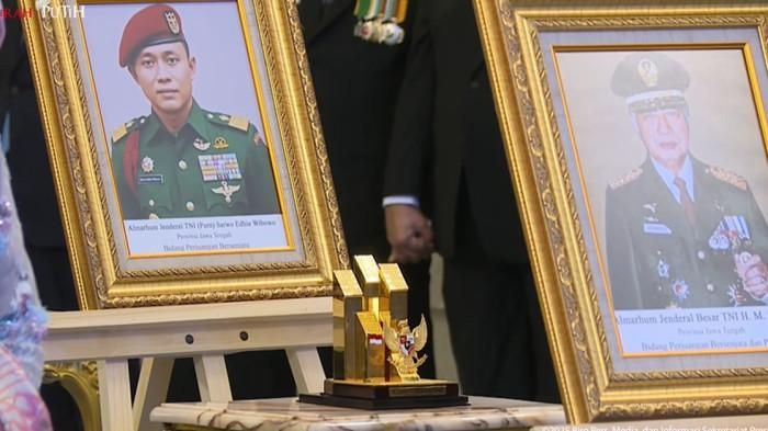 Simak profil Sarwo Edhie Wibowo, kakek AHY yang dianugerahi gelar pahlawan nasional tahun 2025.