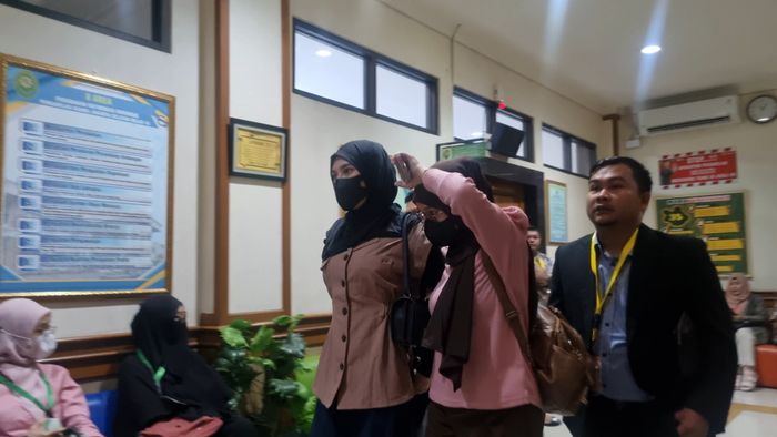 Angbeen Rishi jalani sidang cerai di PN Jakarta Selatan, Kamis (13/11/2025).