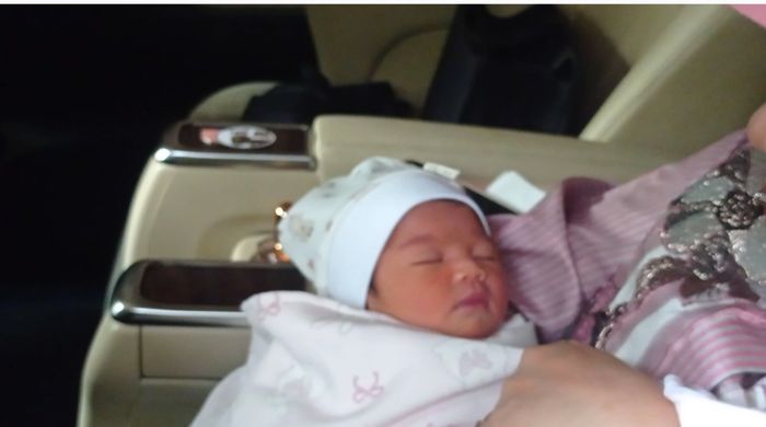 Bayi Faraninda tengah digendong oleh sang nenek, Dewi Zuhriati di dalam mobil.