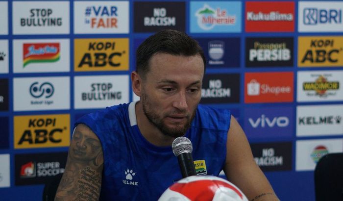 Gelandang Persib Bandung, Marc klok, saat memberikan keterangan kepada media jelang pertandingan melawan Dewa United, Kamis (20/11/2025).