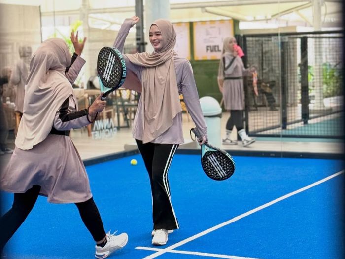 Gaya Inara Rusli saat bermain padel.