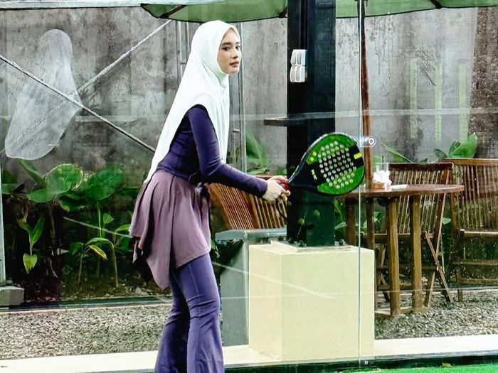 Gaya Inara Rusli saat bermain padel. 