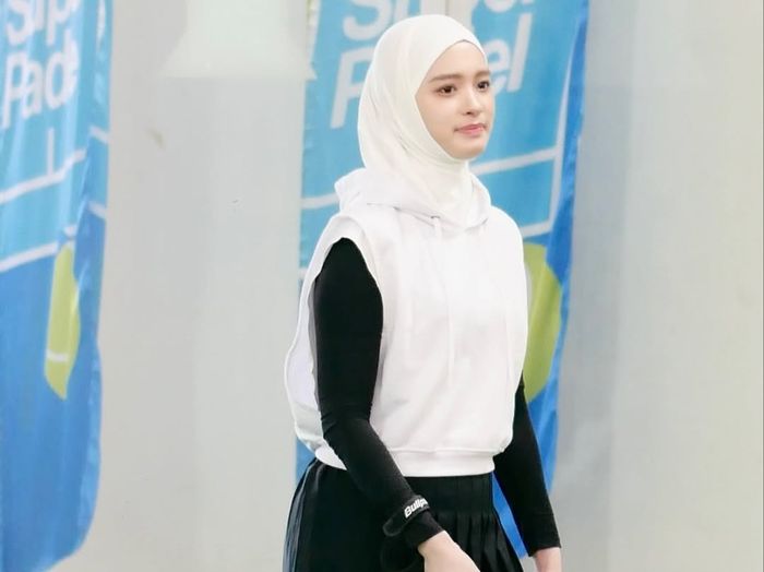 Inilah gaya Inara Rusli saat bermain padel. 