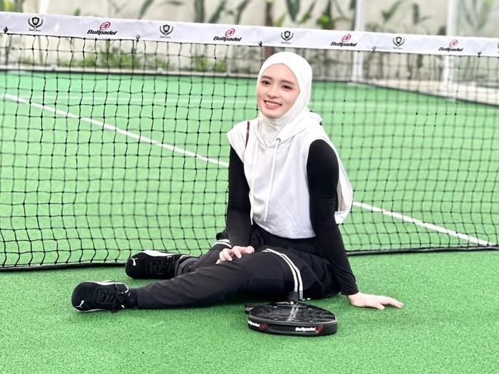 Gaya Inara Rusli saat bermain padel. 