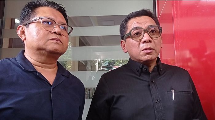 Sandy Arifin, Kuasa Hukum Dewi Perssik, saat ditemui di Polres Jakarta Selatan, Selasa (25/11/2025).