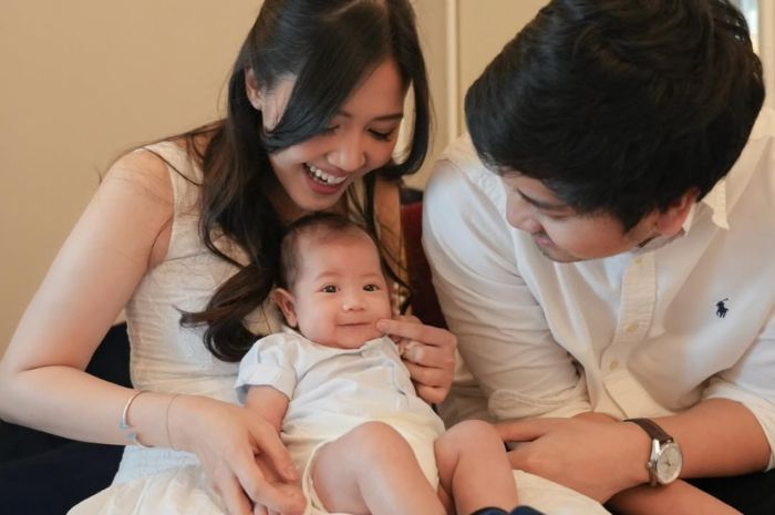 Selebgram Shasa Zhania akhirnya memperlihatkan wajah anak pertamanya kepada publik.