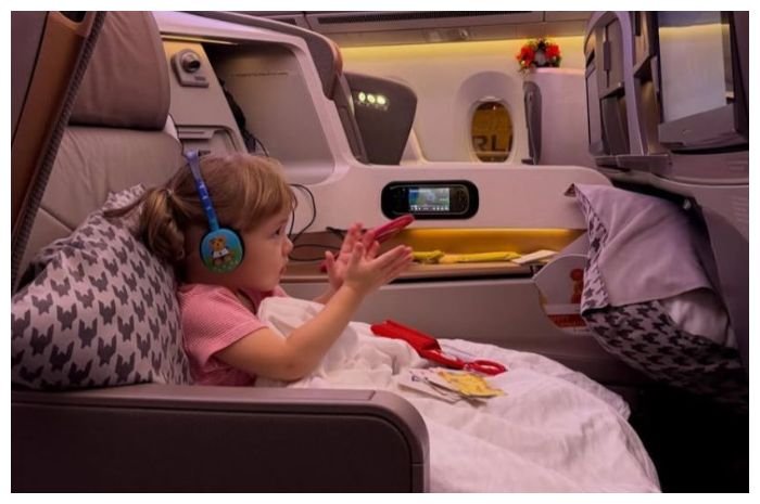 Jennifer Coppen terbang ke Belanda bersama putrinya, Kamari Sky Wassink.