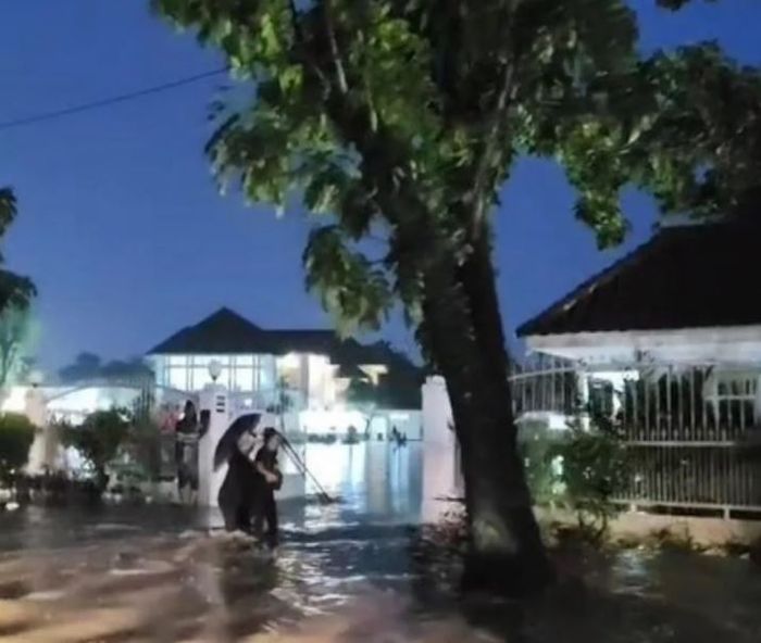 Kronologi rumah Bobby Nasution dan Kahiyang Ayu diterjang banjir Medan. Sang Gubernur Sumut tetapkan status darurat 14 hari. 