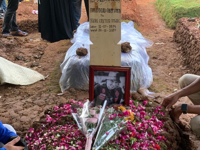 Suasana haru menyelimuti prosesi pemakaman aktor Gary Iskak di TPU Tanah Kusir, Jakarta Selatan, Sabtu (29/11/2025) sore.