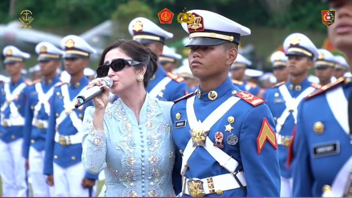 Dewi Perssik ikut sumbangkan suara emasnya saat hadiri wisuda putranya di Prabhatar Akmil 2025