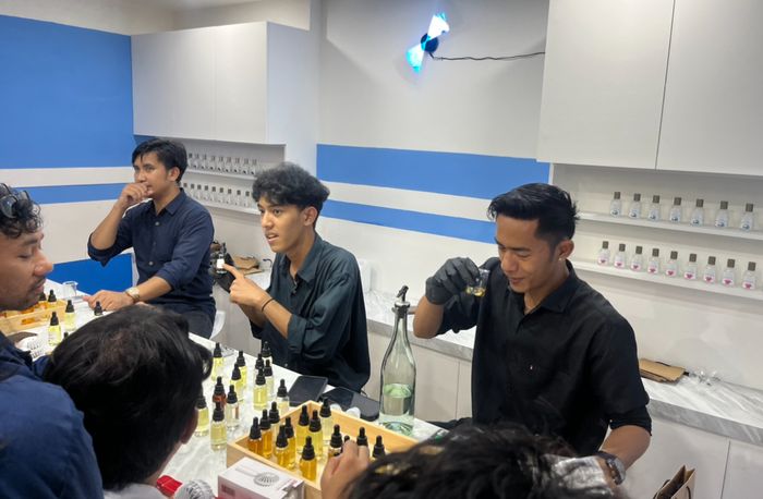 Meracik parfum di acara Nyasar ke Dimensi Facebook di Gandaria City, Jakarta Selatan, Jumat (28/11/2025)
