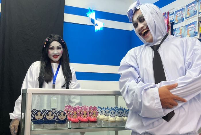 Menghias cupcake di acara Nyasar ke Dimensi Facebook di Gandaria City, Jumat (28/11/2025)