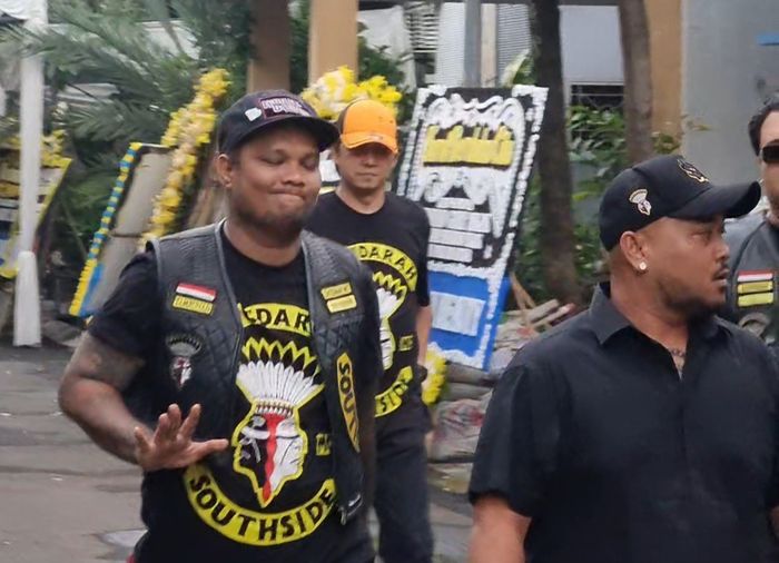 Virgoun di rumah duka Gary Iskak di kawasan Ciputat, Tangerang, Minggu (30/11/2025). 