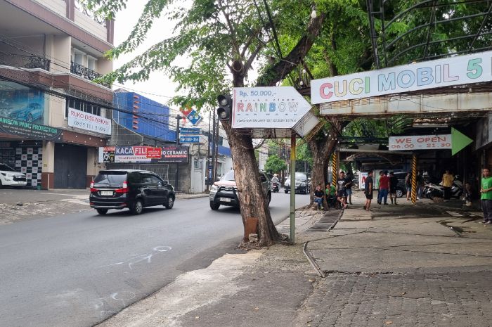 Lokasi kecelakaan Gary Iskak di kawasan Pesanggrahan, Jakarta Selatan, Minggu (30/11/2025). 