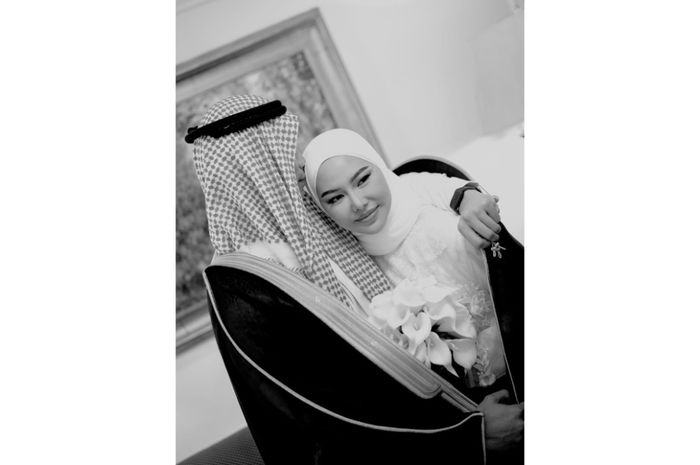 Rehan Mubarak terlihat mengenakan pakaian khas Arab dan mencium Dara Arafah