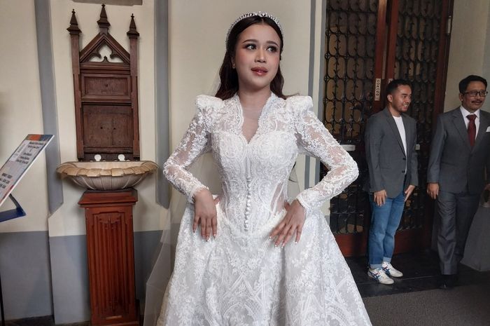 Brisia Jodie memperlihatkan gaunnya sebelum prosesi pemberkatan pernikahan dengan Jonathan Alden di Gereja Katedral Jakarta, Rabu (3/12/2025).