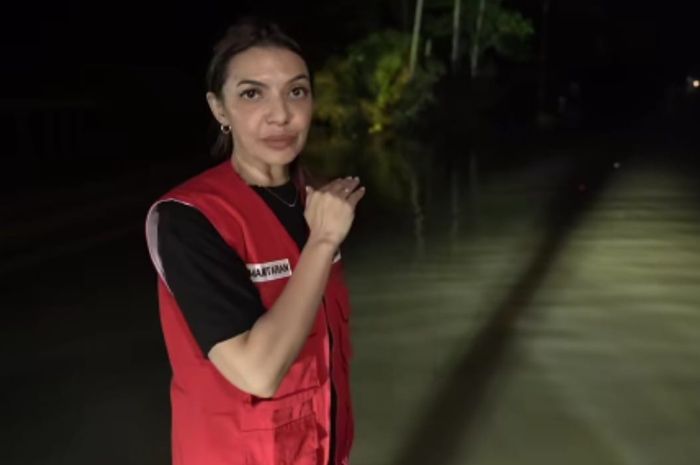 Najwa Shihab bantu korban banjir Sumatra, sang jurnalis ungkap kendala utama dalam menyalurkan bantuan. 